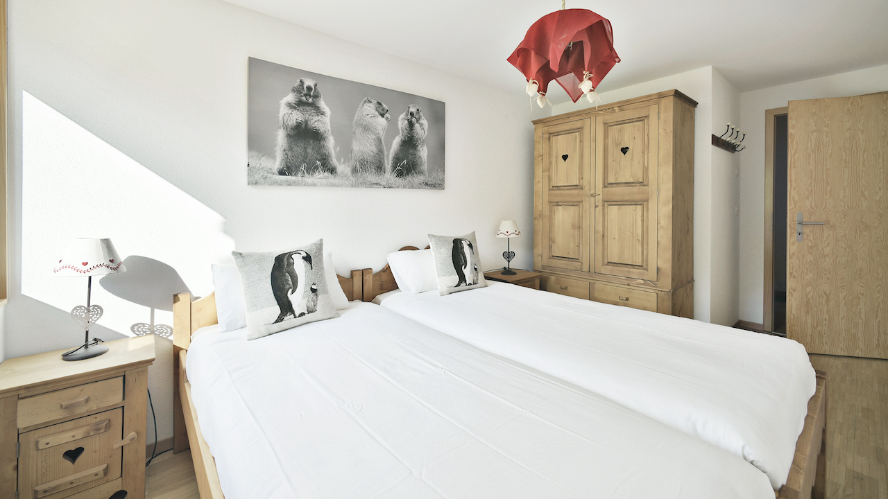 Helles Schlafzimmer mit zwei Einzelbetten