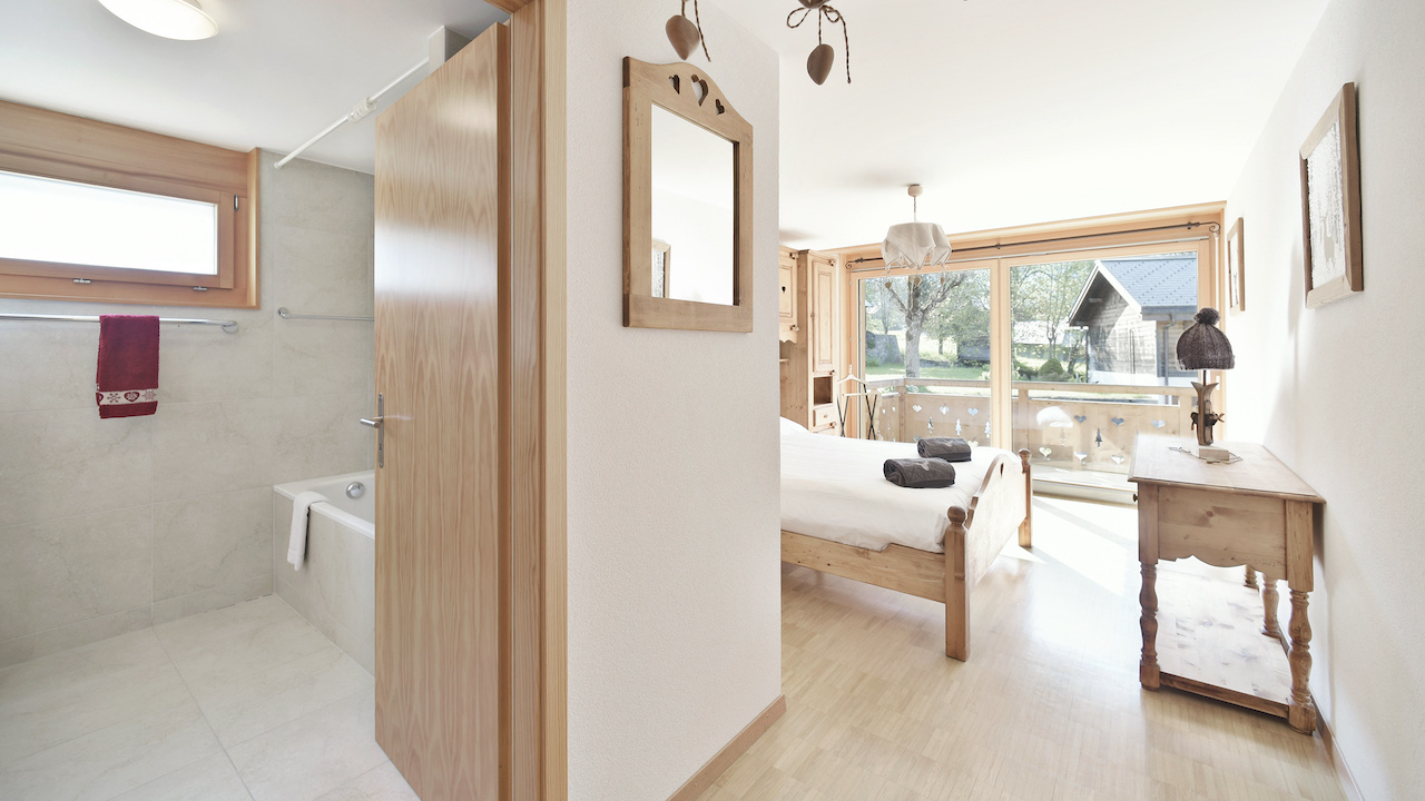 Schlafzimmer mit angrenzendem Bad