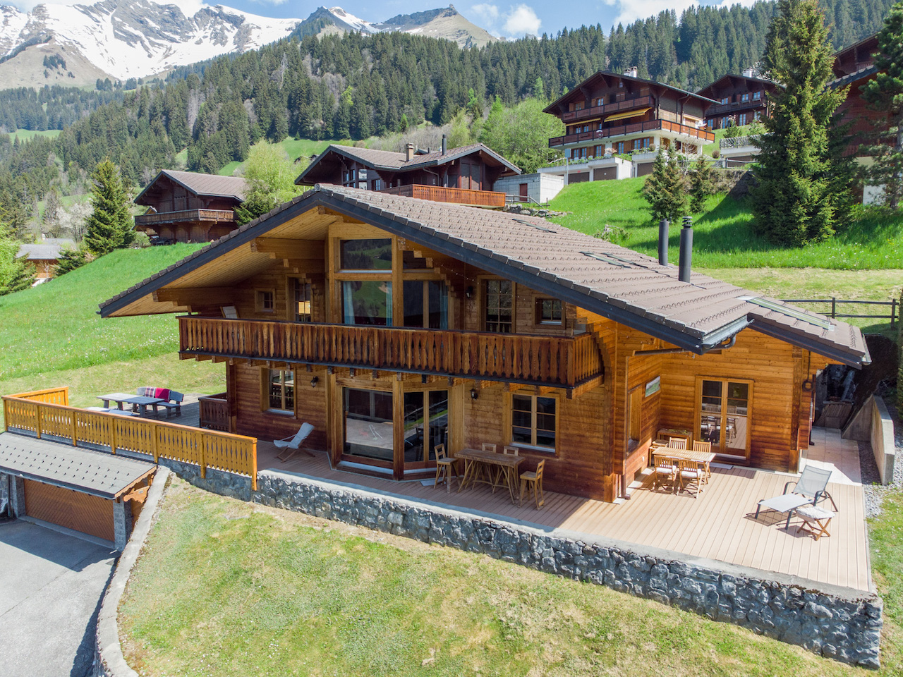 Alpines Holzchalet mit Terrasse