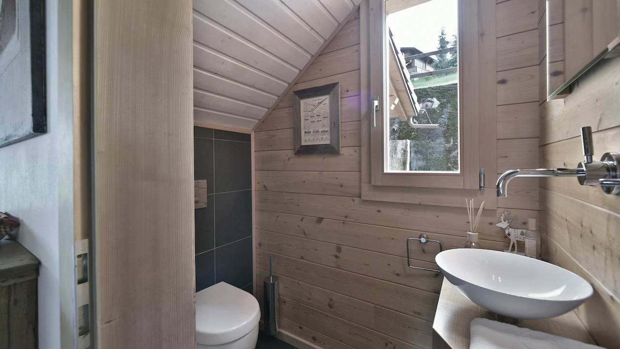 Kleines Holzbad mit Dachschräge
