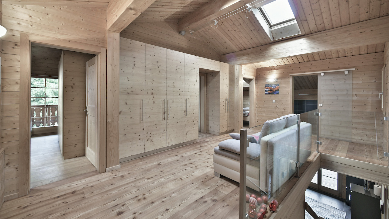 Dachgeschoss mit Holzverkleidung und Galerie