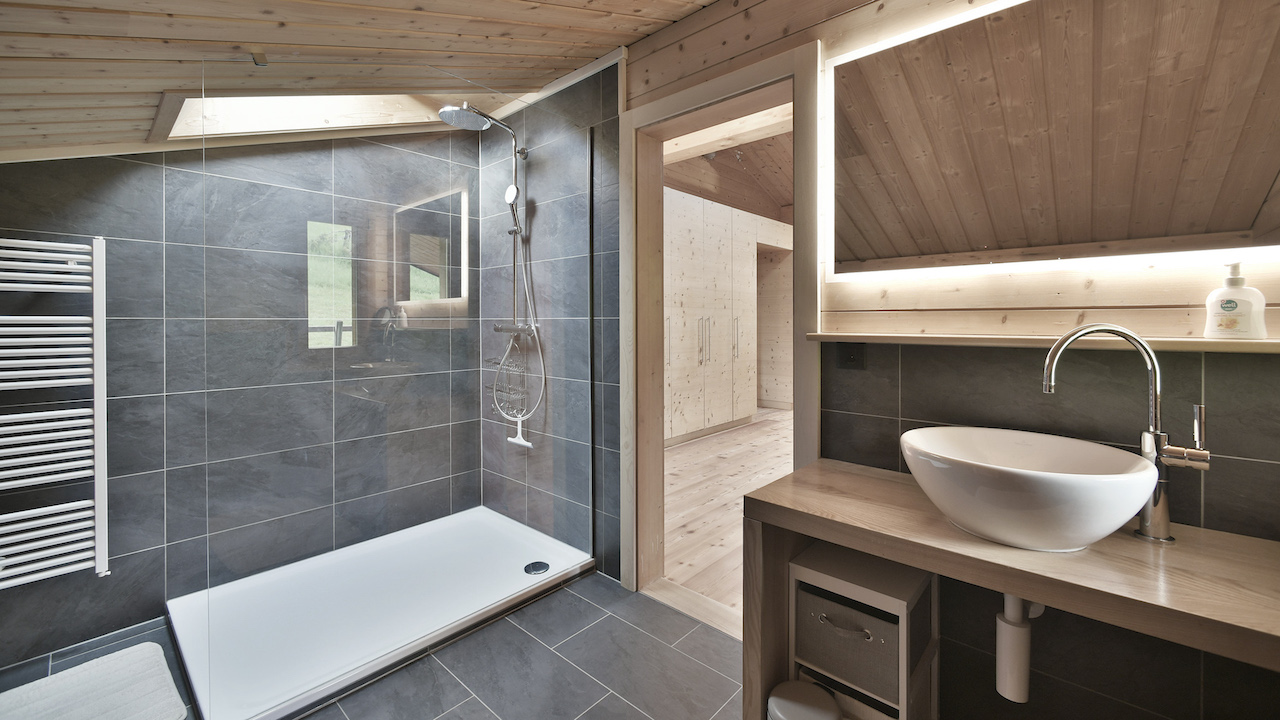 Modernes Bad mit begehbarer Dusche und Waschplatz