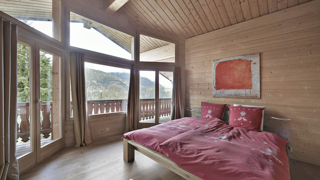 Holzschlafzimmer mit Bergblick