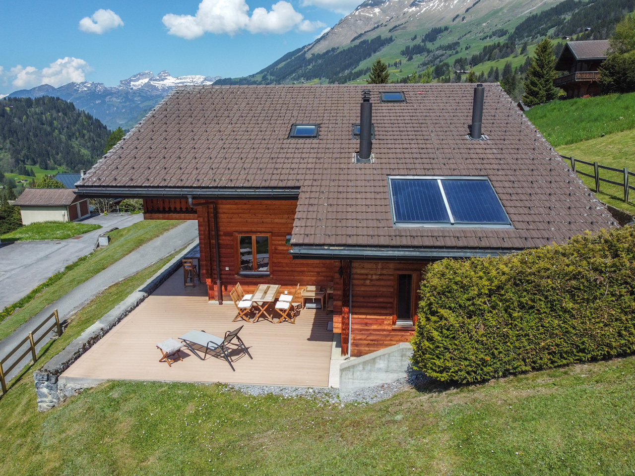 Alpenhaus mit Terrasse und Bergblick
