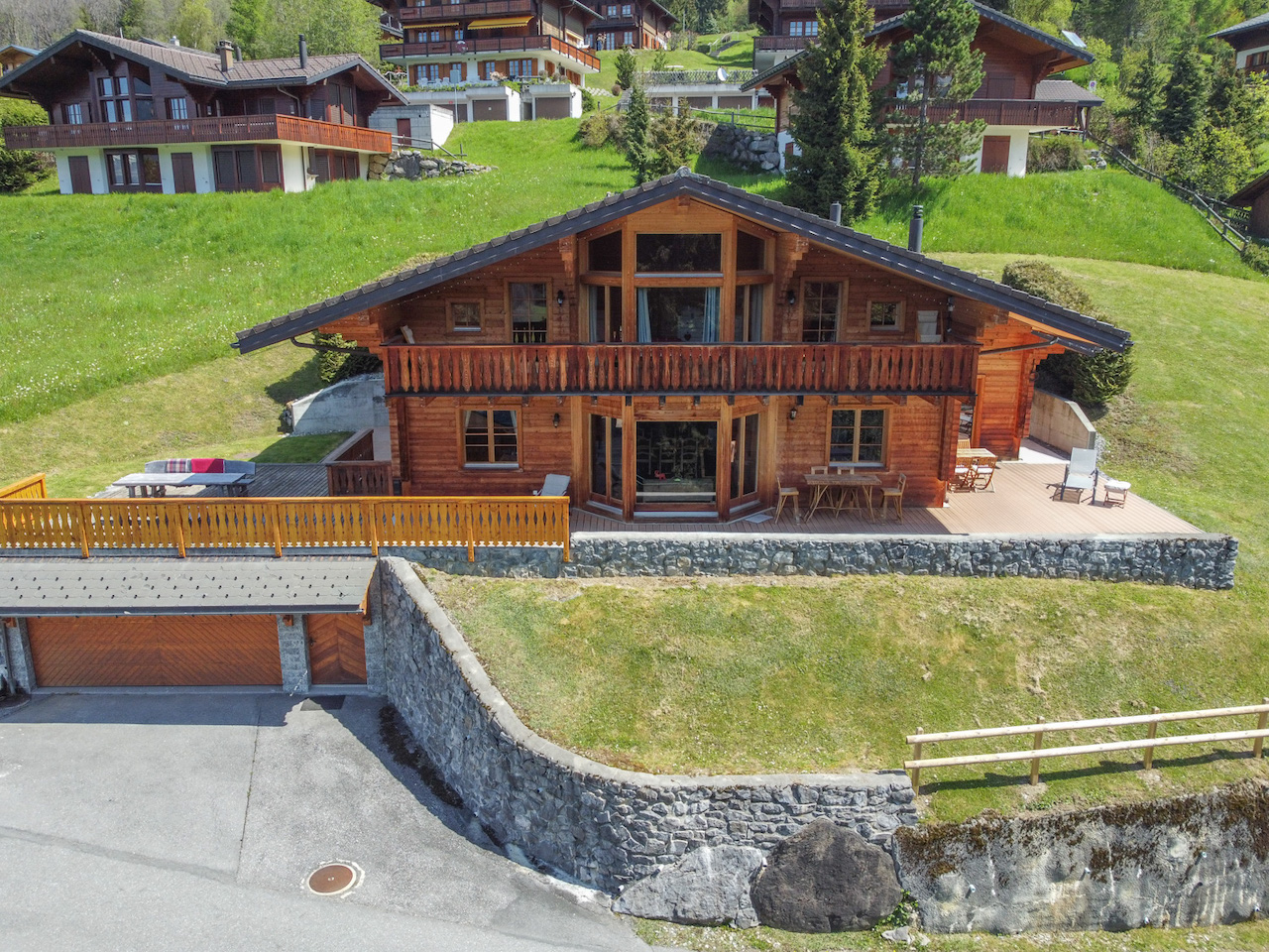 Alpenchalet mit Terrassen und Hanglage