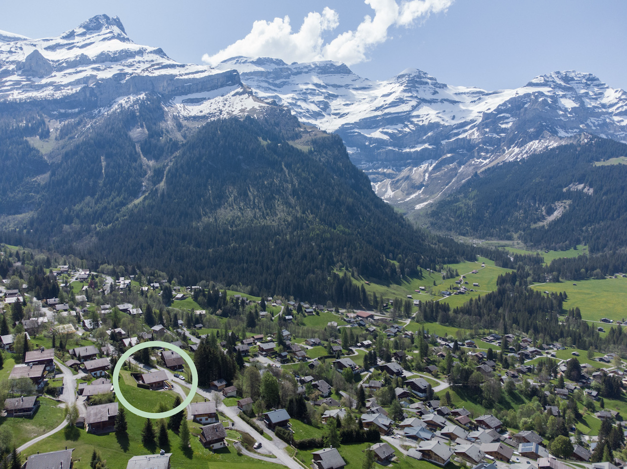 Alpine Luftaufnahme mit markiertem Gebäude
