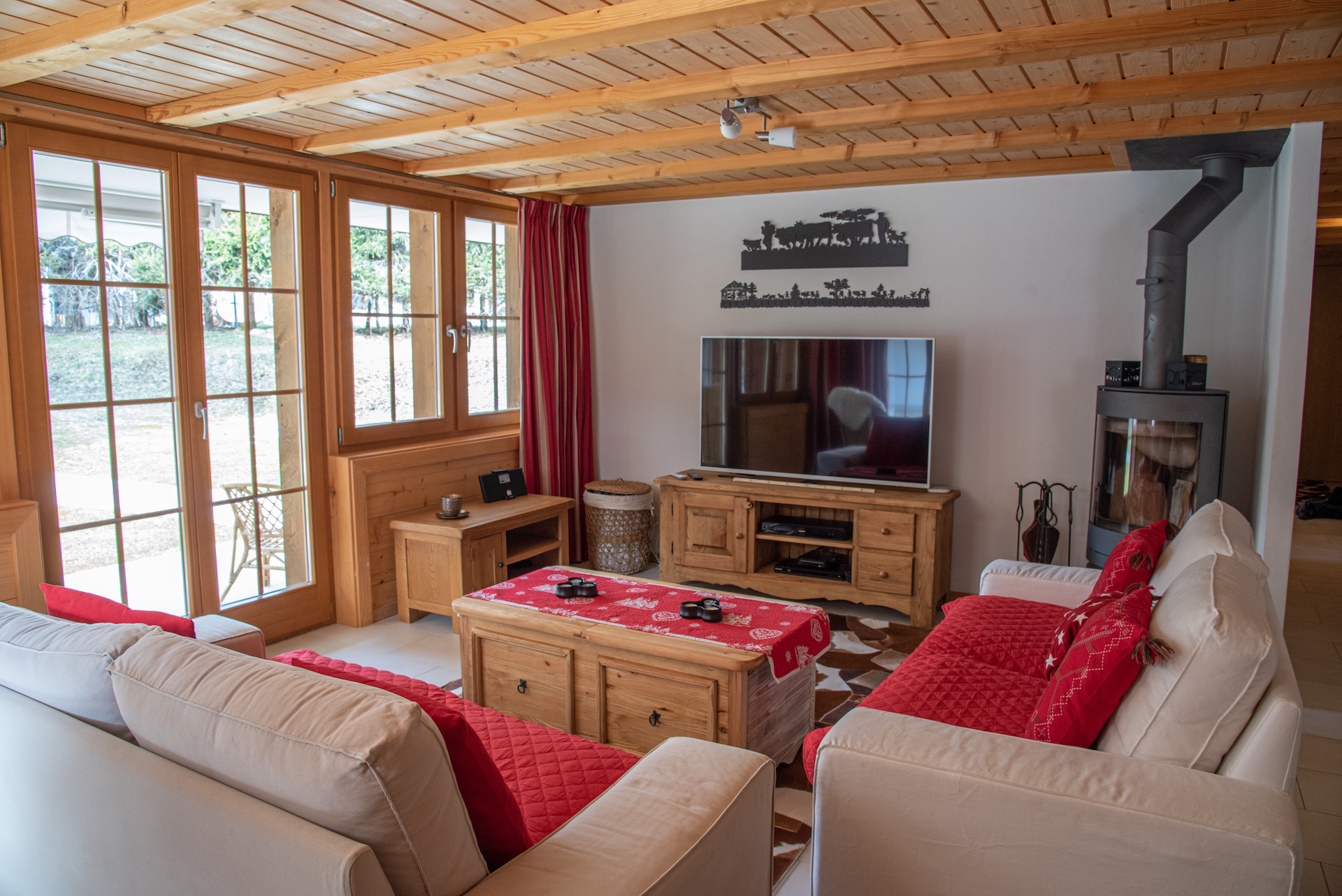 Gemütliches Wohnzimmer mit Holzofen