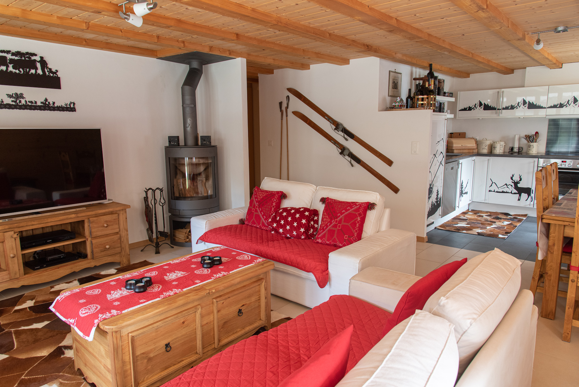 Gemütliches Chalet-Wohnzimmer mit offener Küche