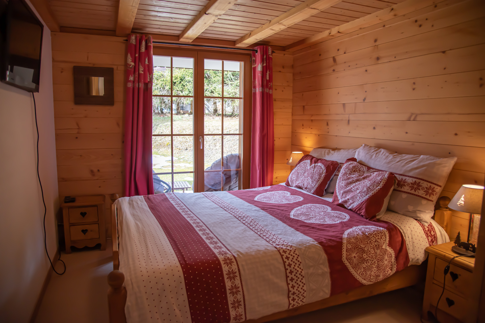 Gemütliches Schlafzimmer im Holzhaus