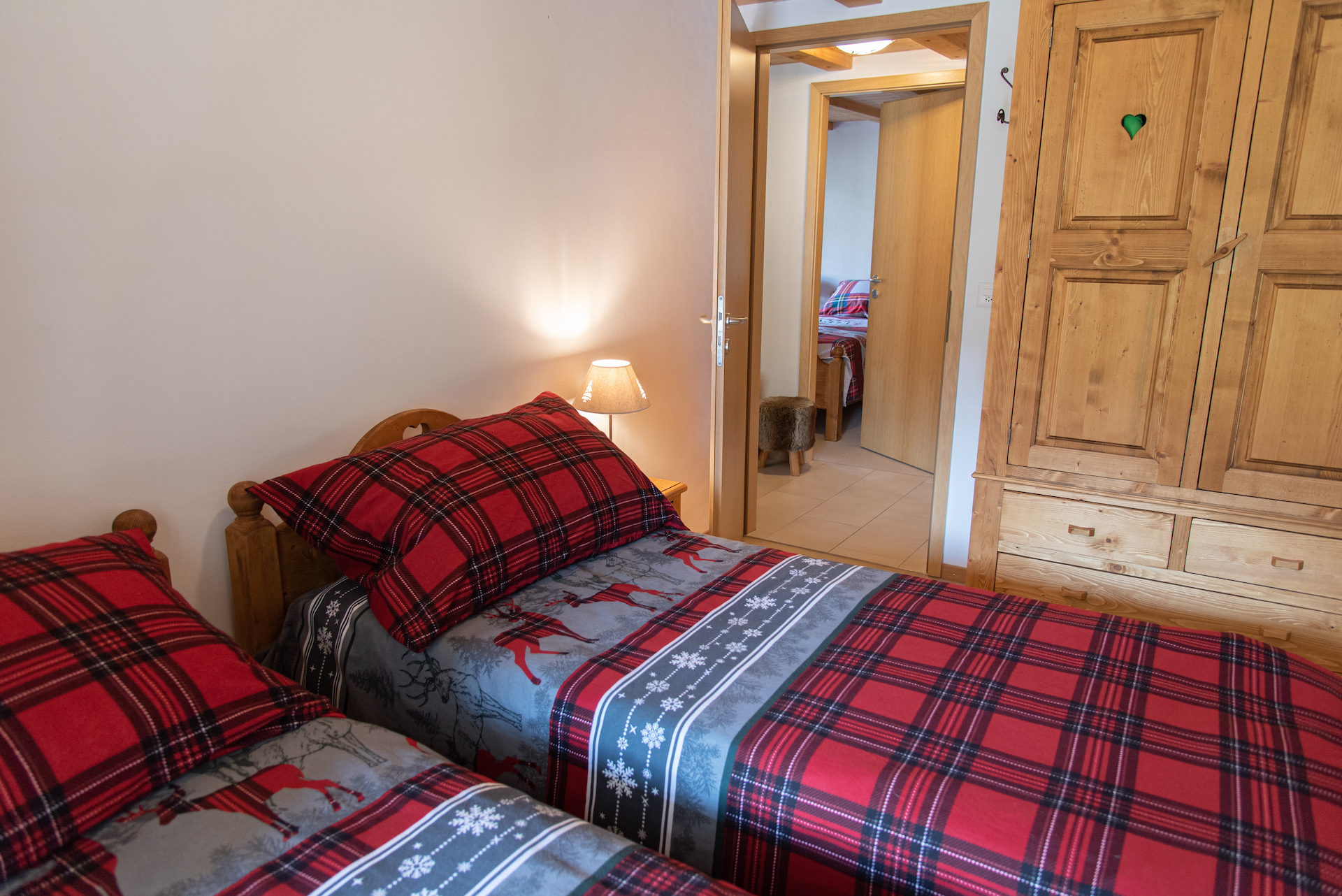 Gemütliches Schlafzimmer mit rustikalen Holzmöbeln