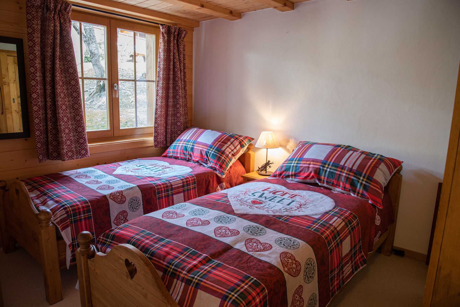 Gemütliches Schlafzimmer im Alpenstil