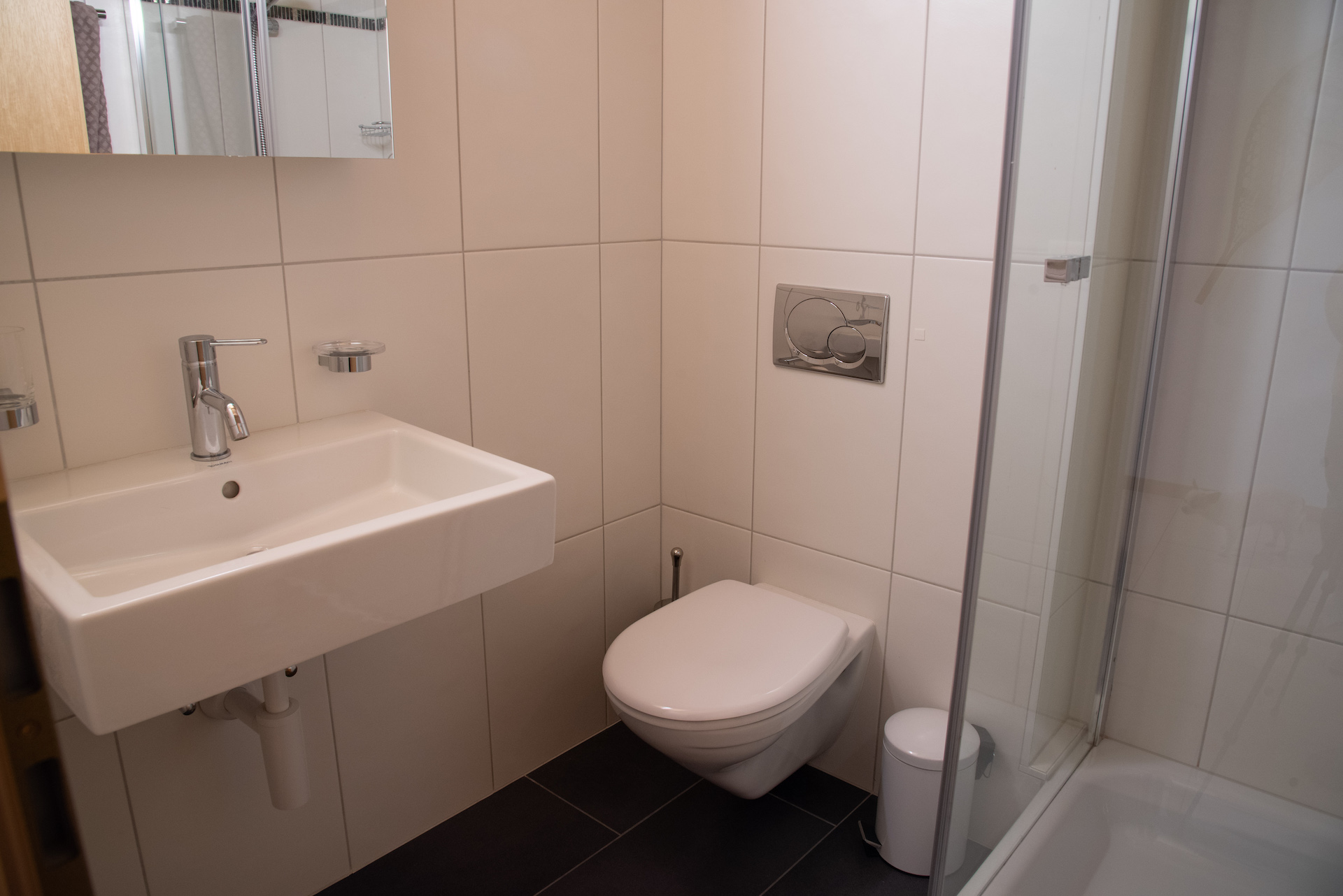 Kleines modernes Bad mit Dusche und Wand-WC