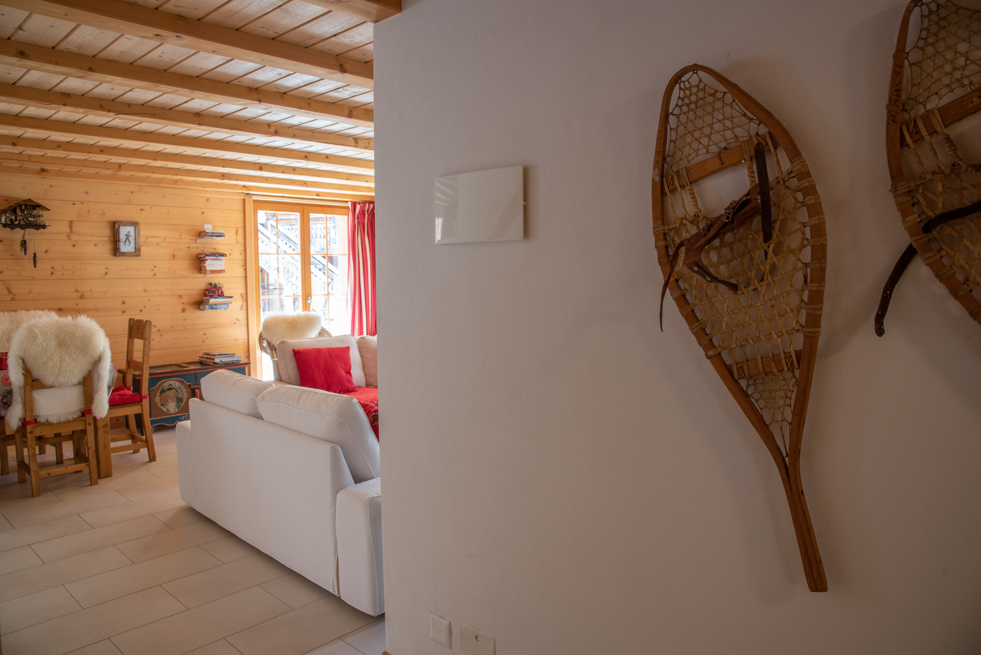 Gemütliches Wohnzimmer mit Holzdecke