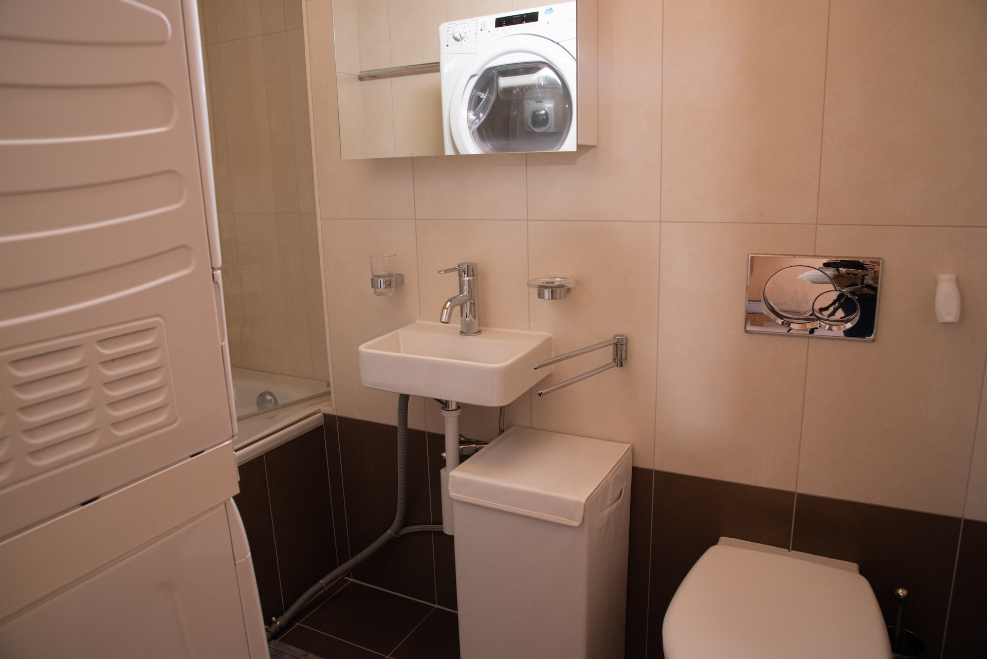 Kleines Badezimmer mit Waschbereich und Toilette