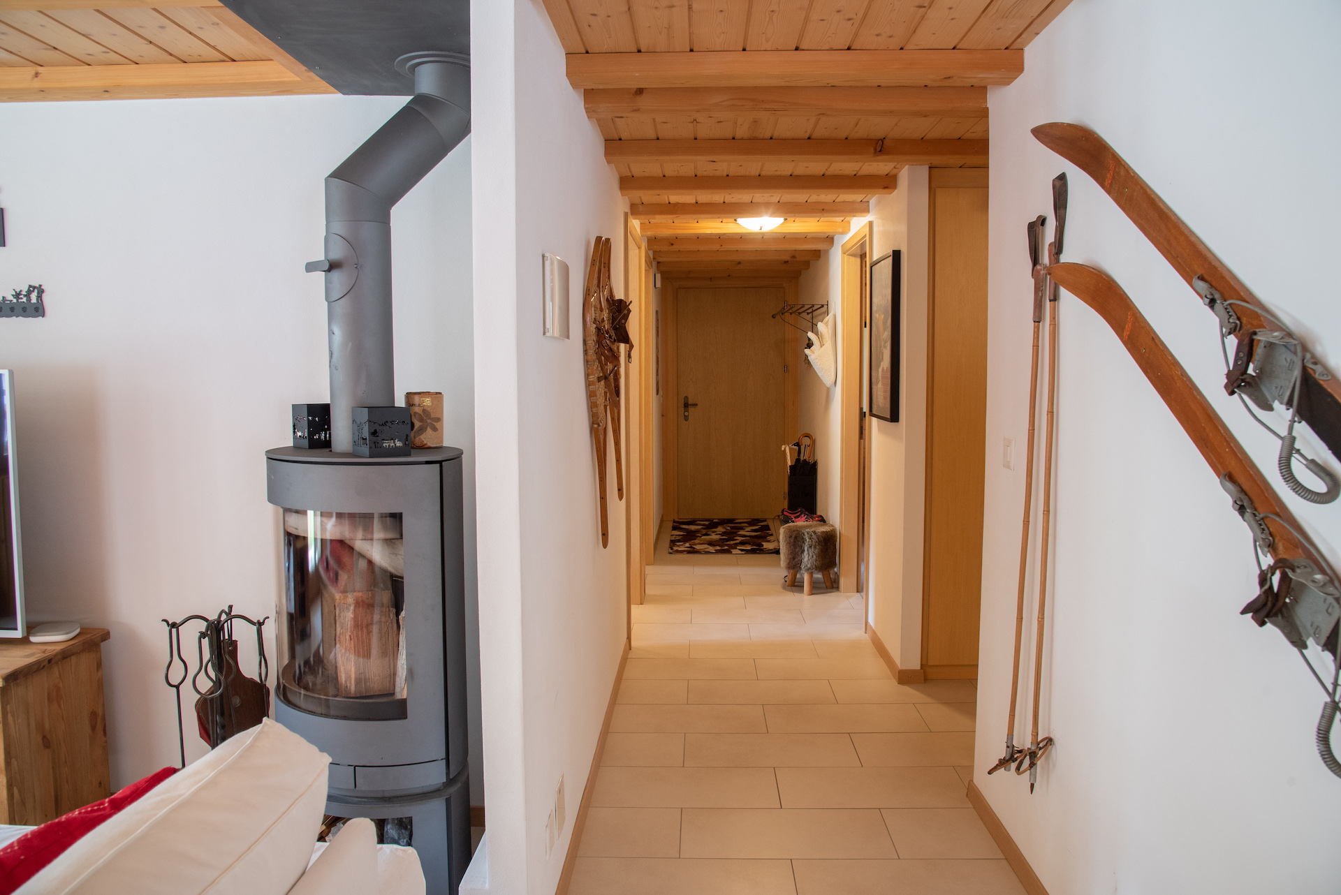 Flur mit Kamin und Skiaufbewahrung