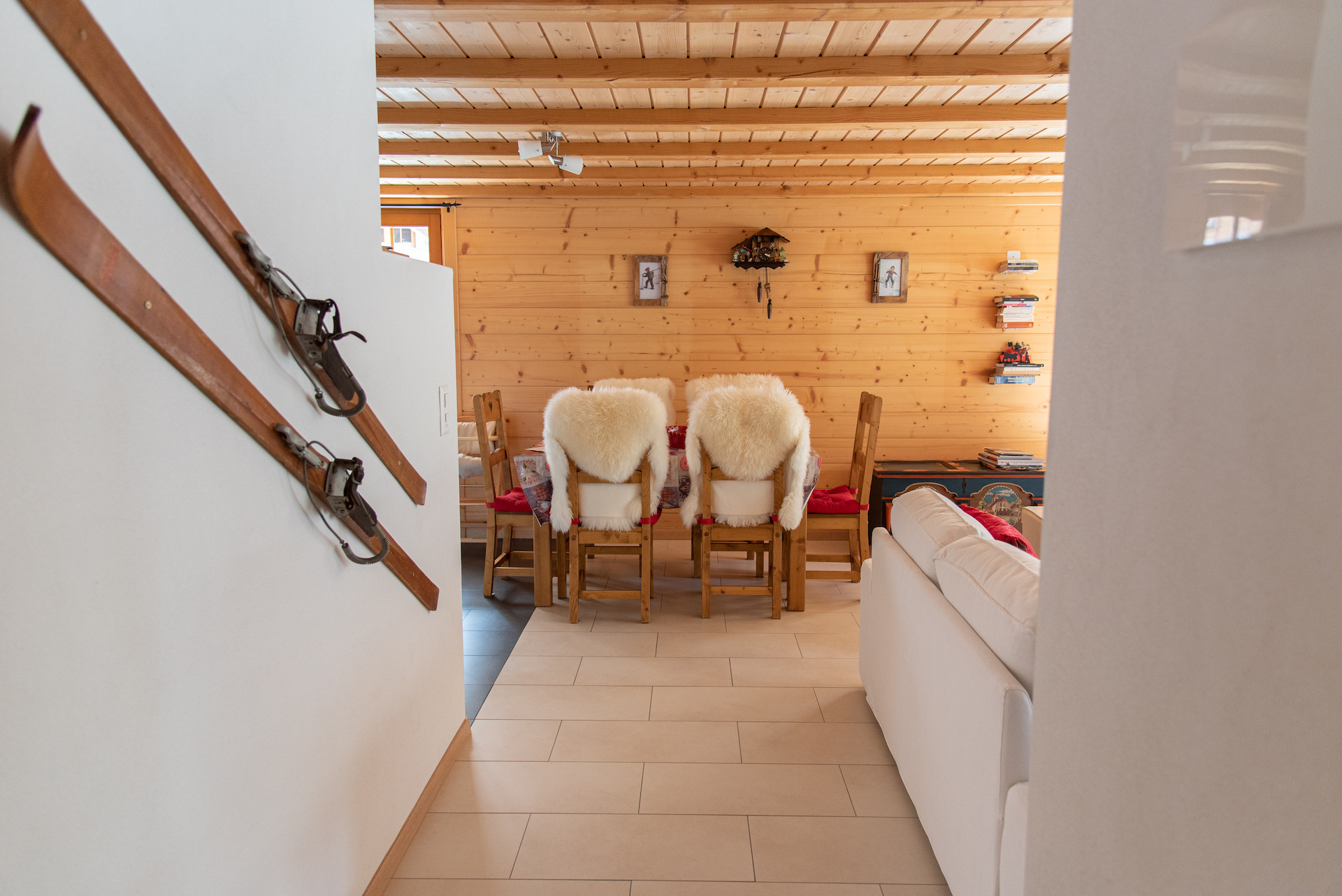 Gemütlicher Essbereich mit Holzdecke