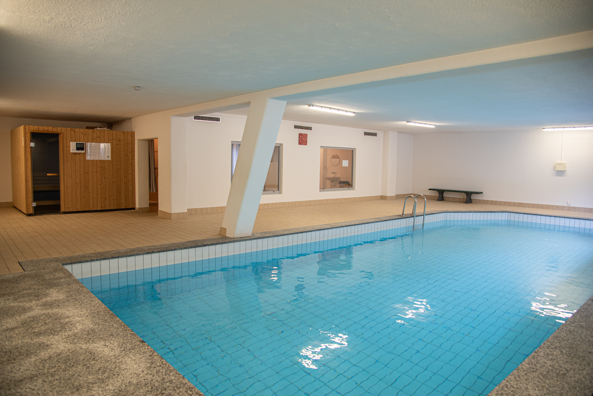 Innenpool mit Sauna und Umkleidebereich