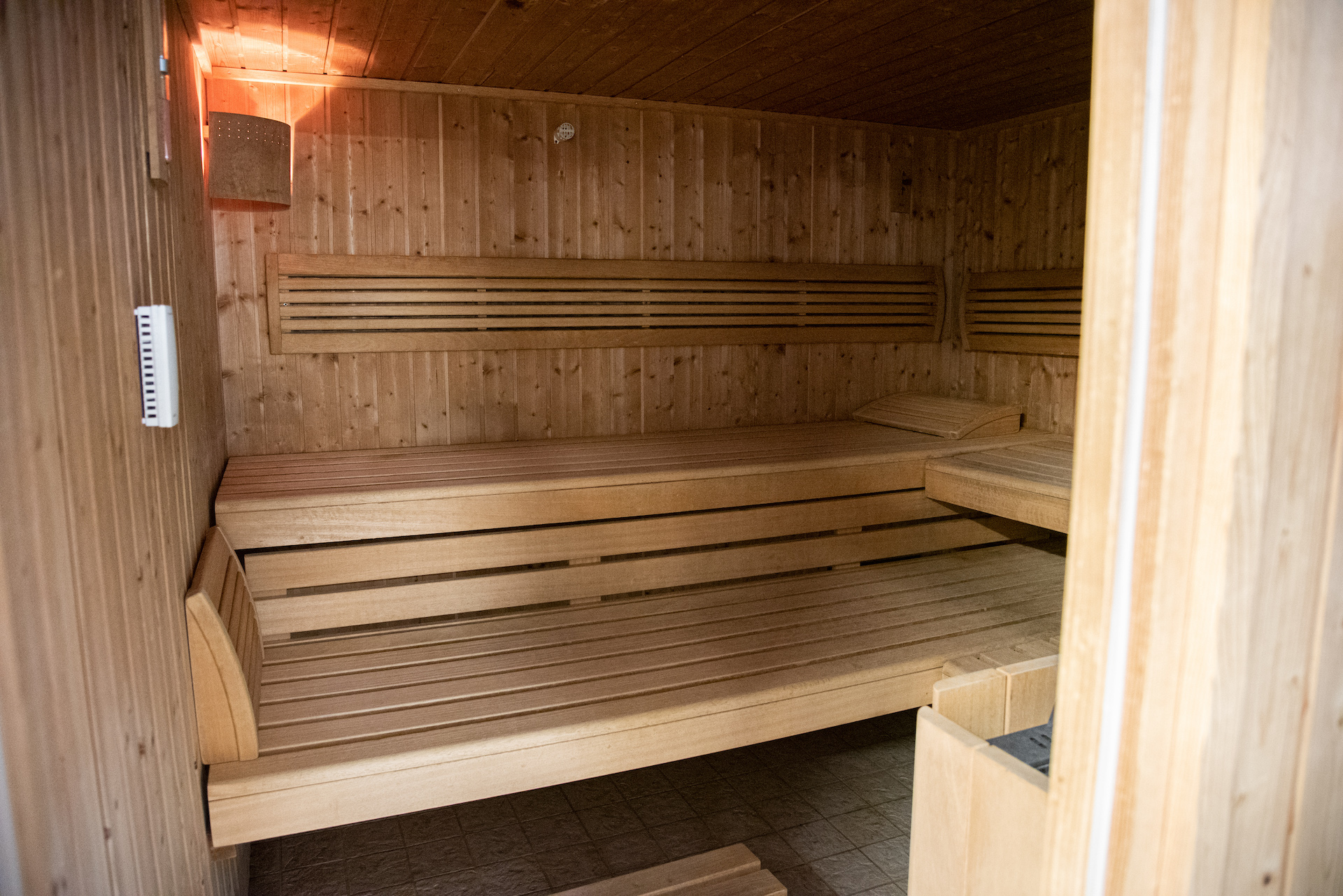 Holzsauna im Innenraum