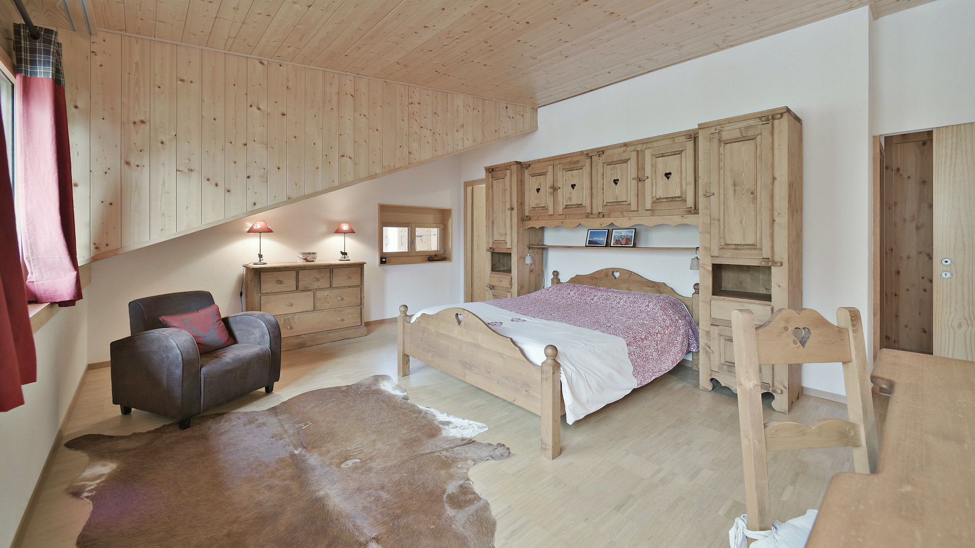 Rustikales Schlafzimmer im Chalet-Stil