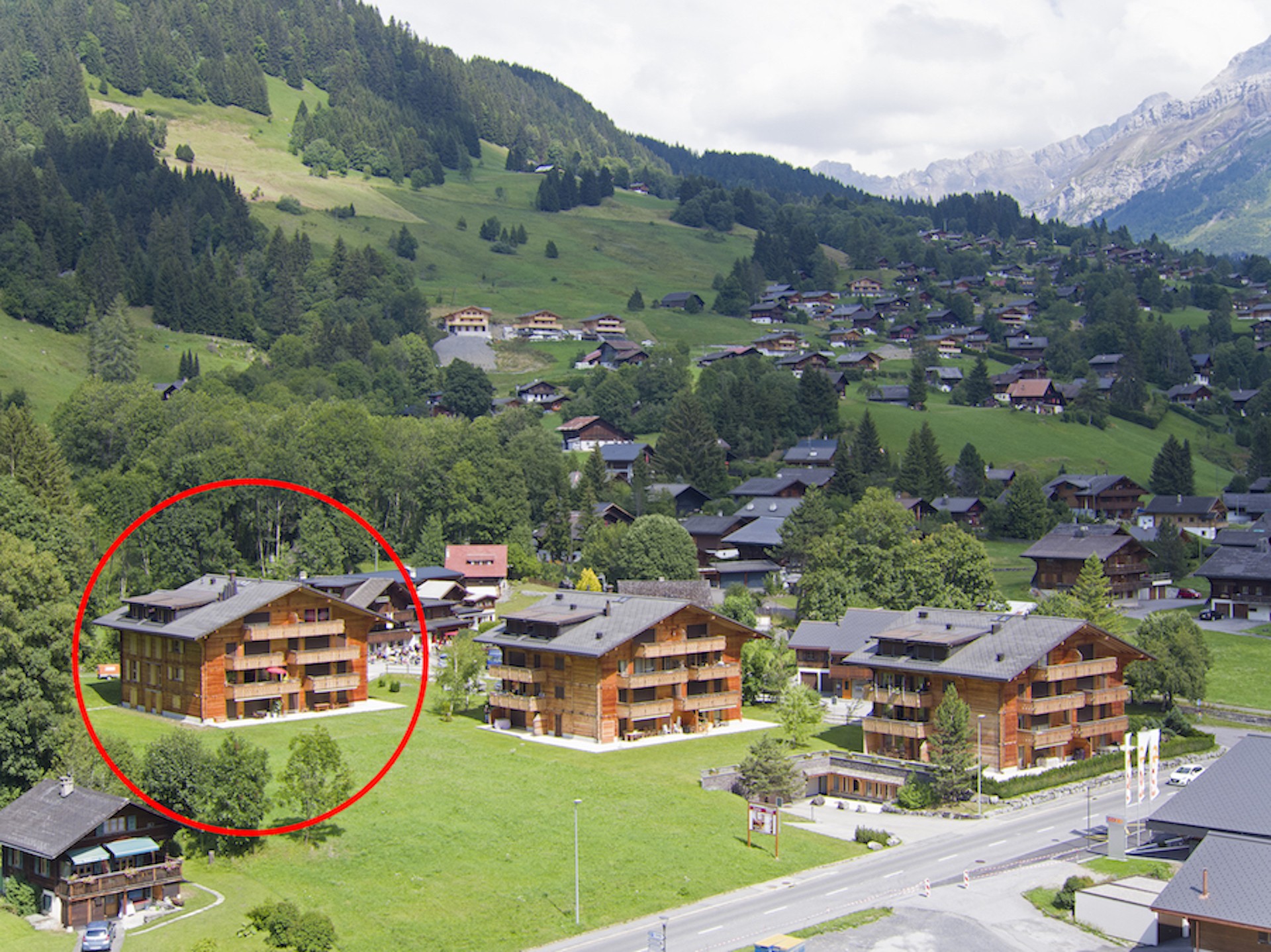 Alpines Wohnensemble in Berglandschaft