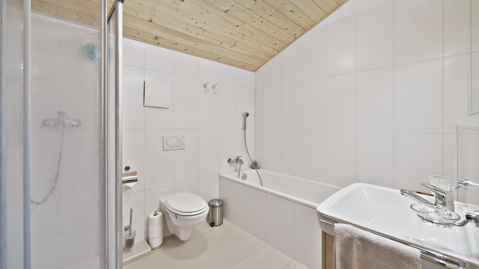 Modernes Badezimmer mit Badewanne und Dusche