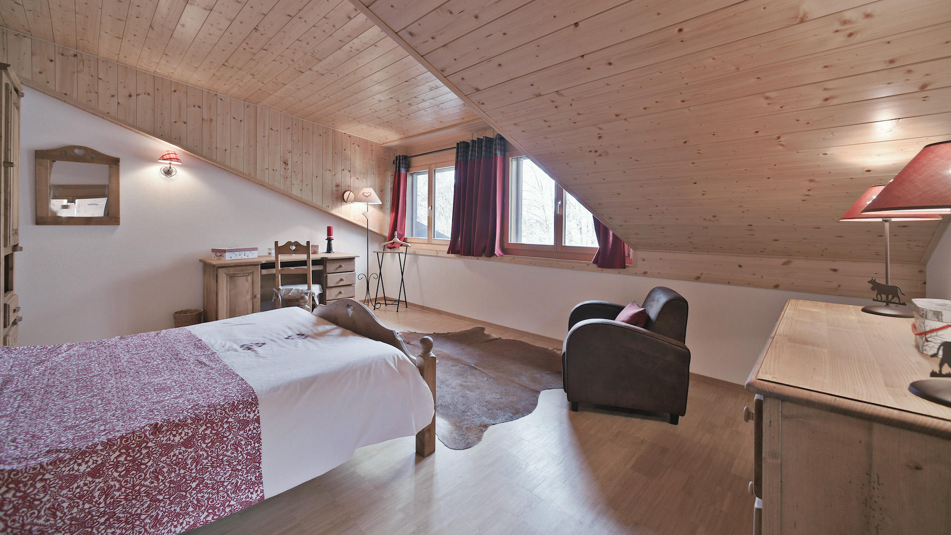 Gemütliches Dachgeschoss-Schlafzimmer mit viel Holz