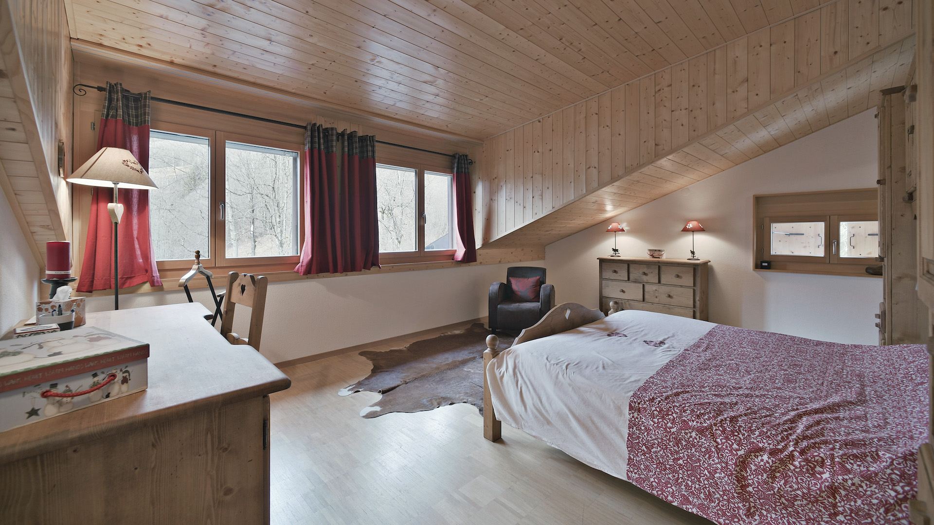 Gemütliches Dachgeschoss-Schlafzimmer im Holzstil
