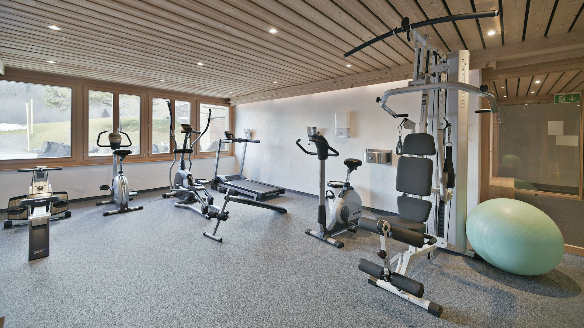 Fitnessraum mit Heimtrainingsgeräten