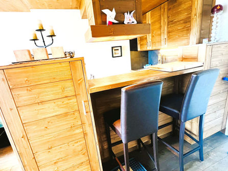 Holzverkleideter Innenbereich mit Theke und Sitzplätzen