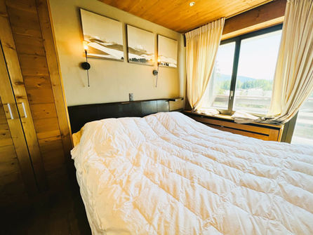 Gemütliches Schlafzimmer mit Holzausstattung