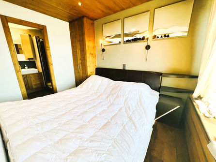 Gemütliches Schlafzimmer mit Holzdecke
