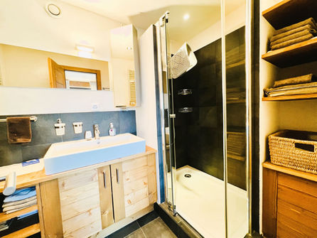 Modernes Badezimmer mit Dusche und Waschtisch