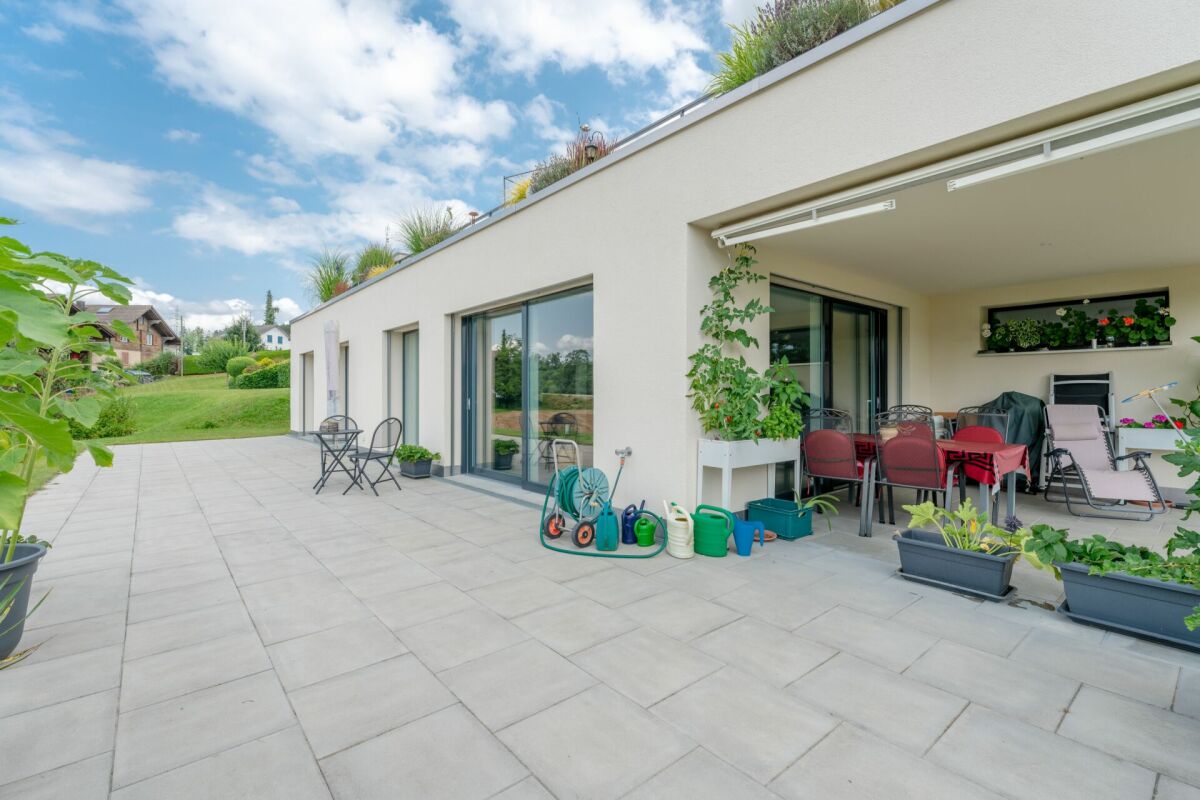 Große moderne Terrasse mit Blick ins Grüne