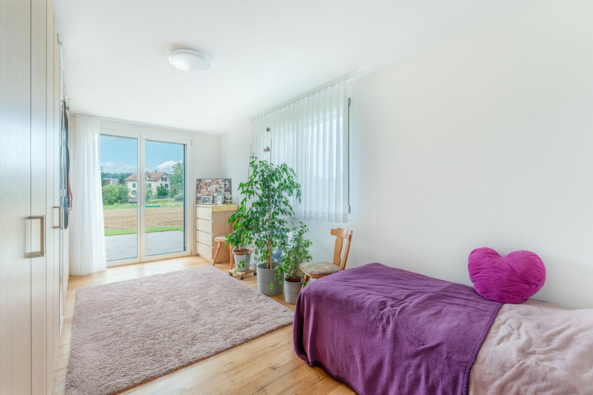 Helles Schlafzimmer mit Balkonzugang