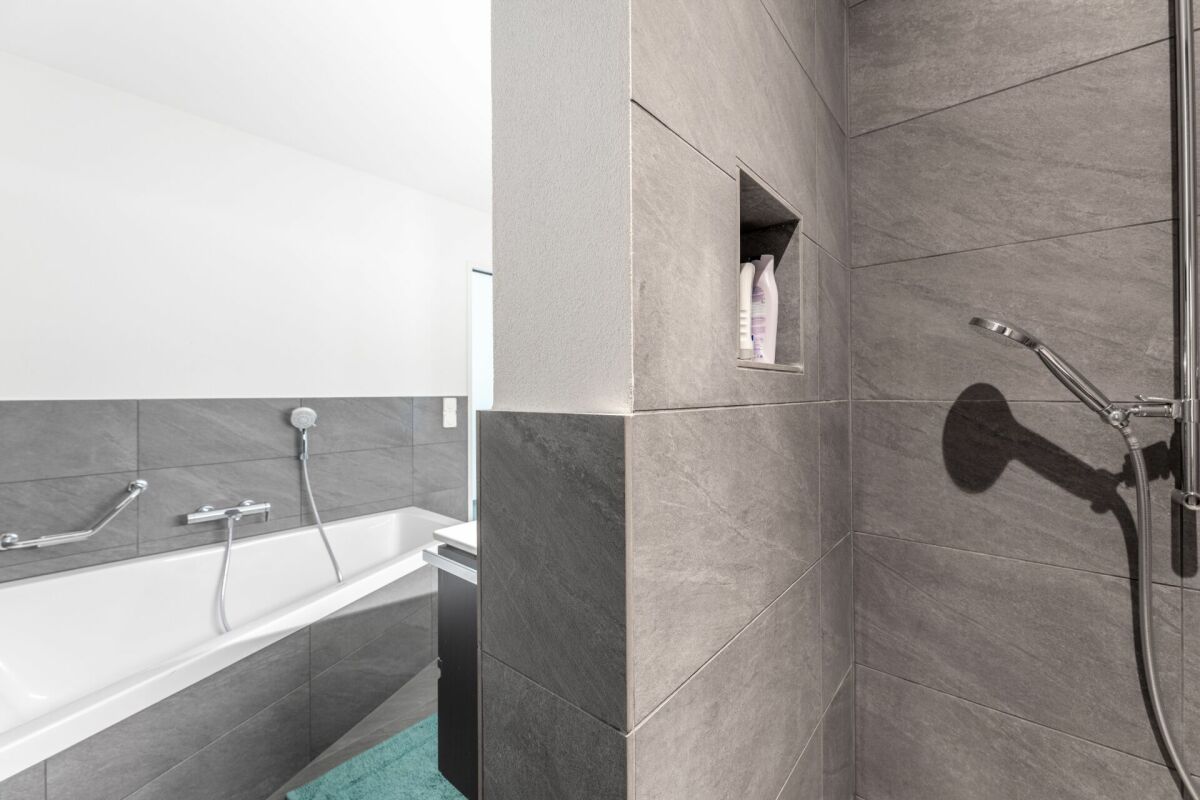 Modernes Badezimmer mit Badewanne und Dusche