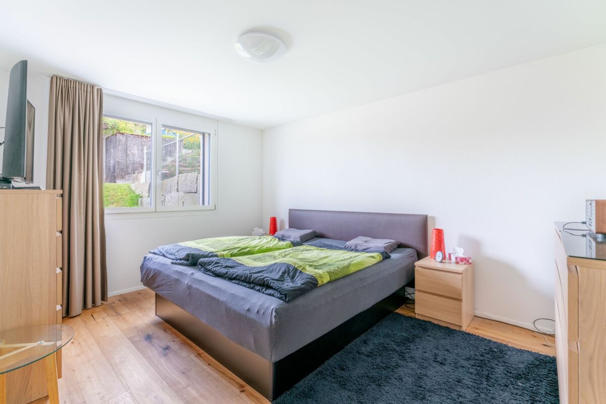 Helles Schlafzimmer mit Doppelbett und Fenster