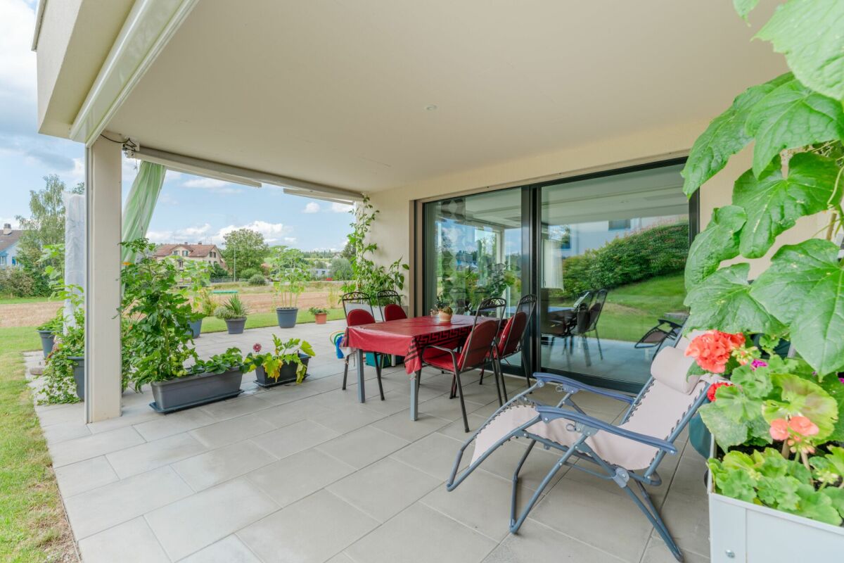Überdachte Terrasse mit Gartenblick