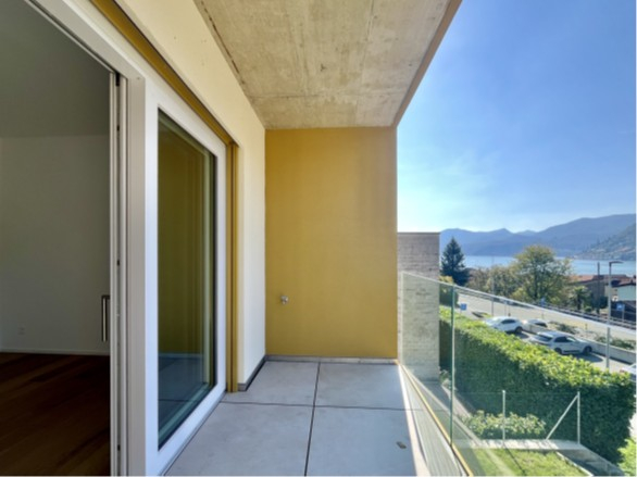 Überdachter Balkon mit Seeblick