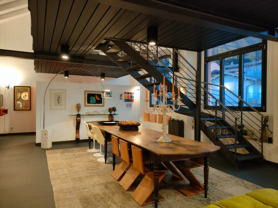 Modernes Esszimmer mit Treppe