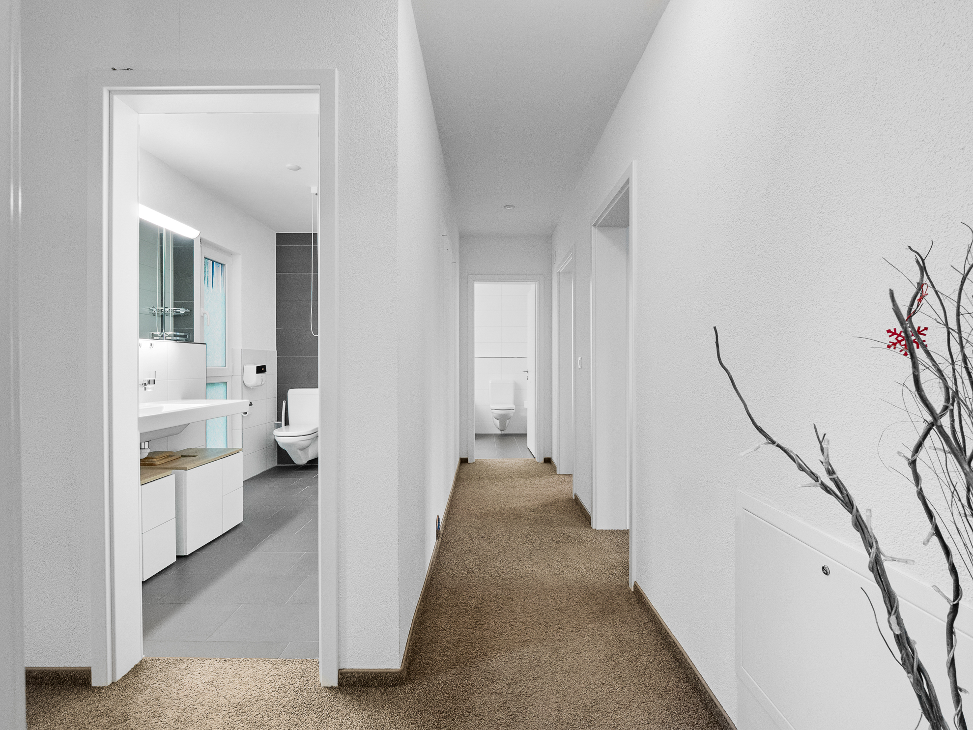 Heller Flur mit Blick in Bad und WC