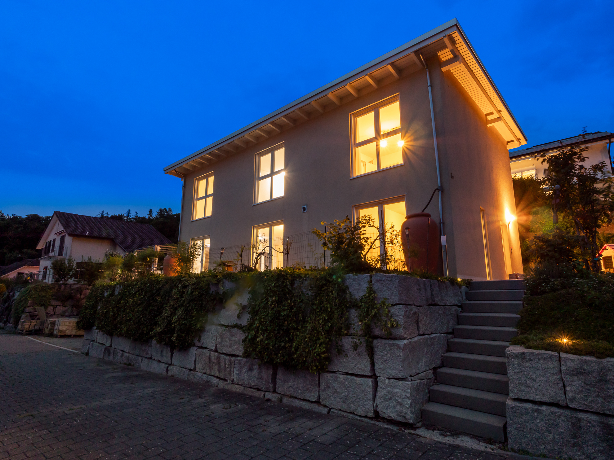 Modernes Einfamilienhaus in der Abenddämmerung