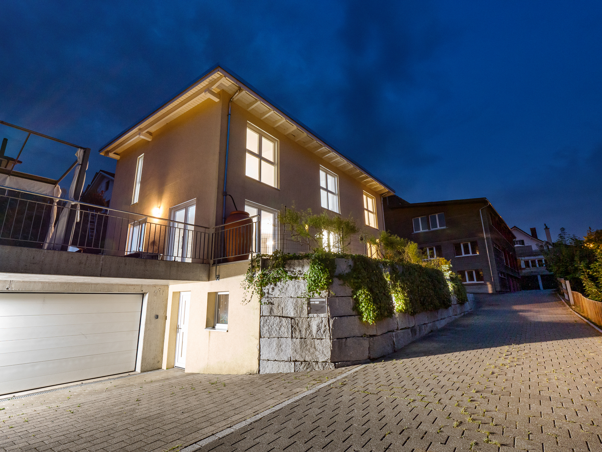 Modernes Wohnhaus bei Dämmerung