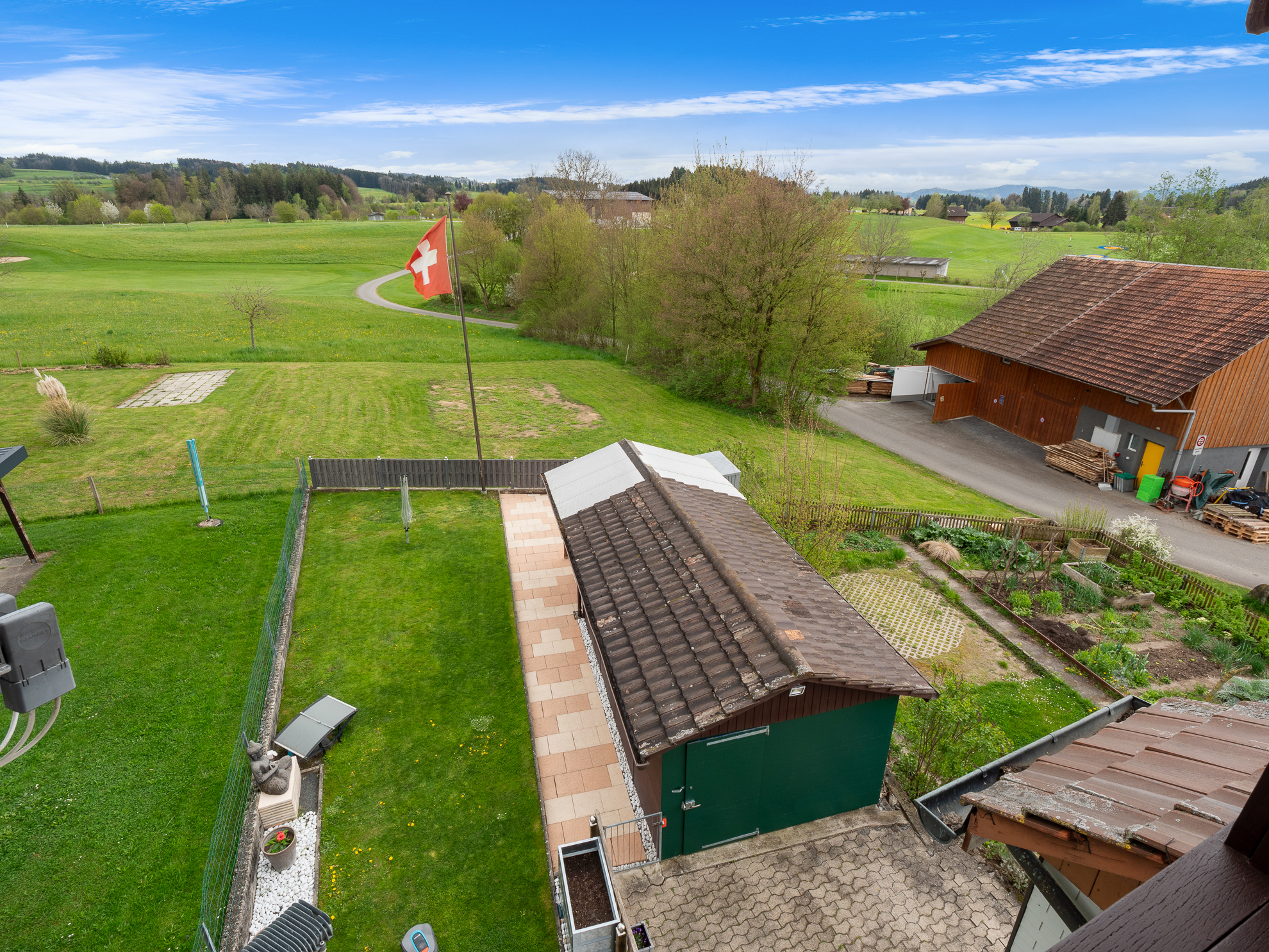 Ländliche Außenansicht mit Garten und Nebengebäude