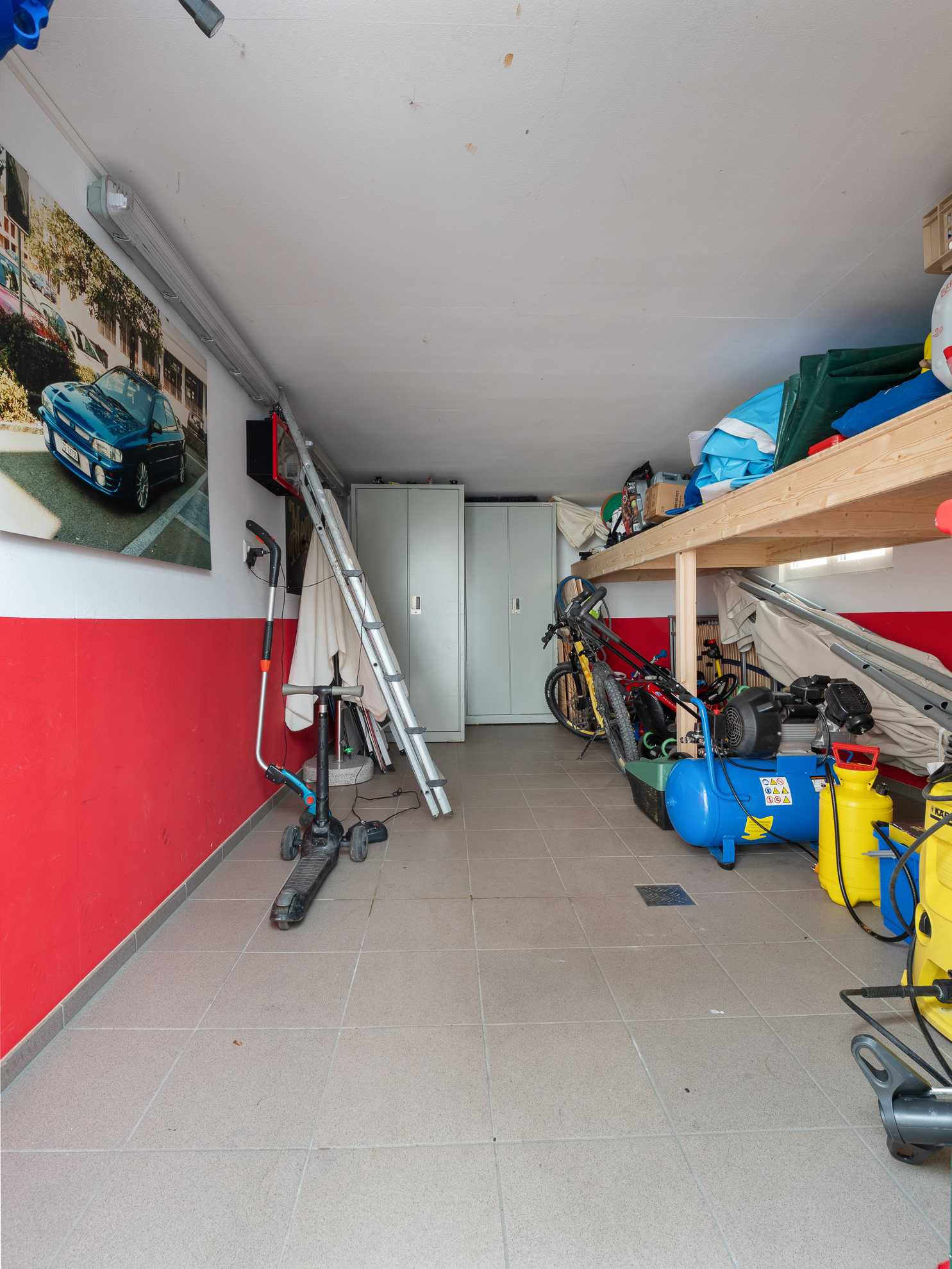 Aufgeräumter Dachboden-/Garagenraum mit viel Stauraum