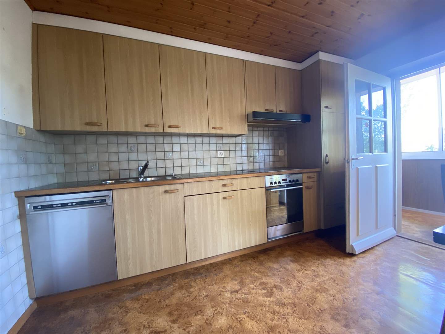 Küche mit Holzfronten und Fensterfront