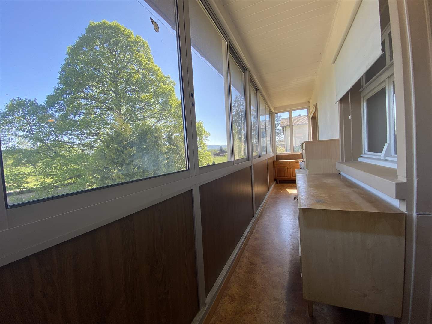 Veranda mit großen Fenstern