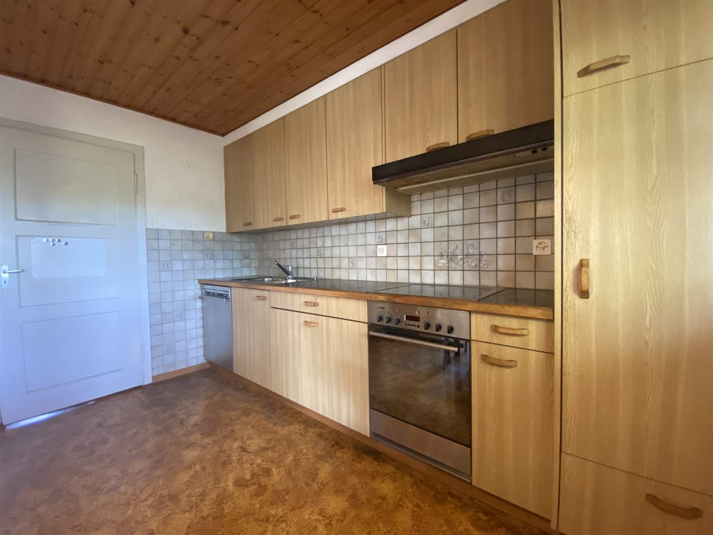 Küche mit Holzfronten und Deckentäfelung
