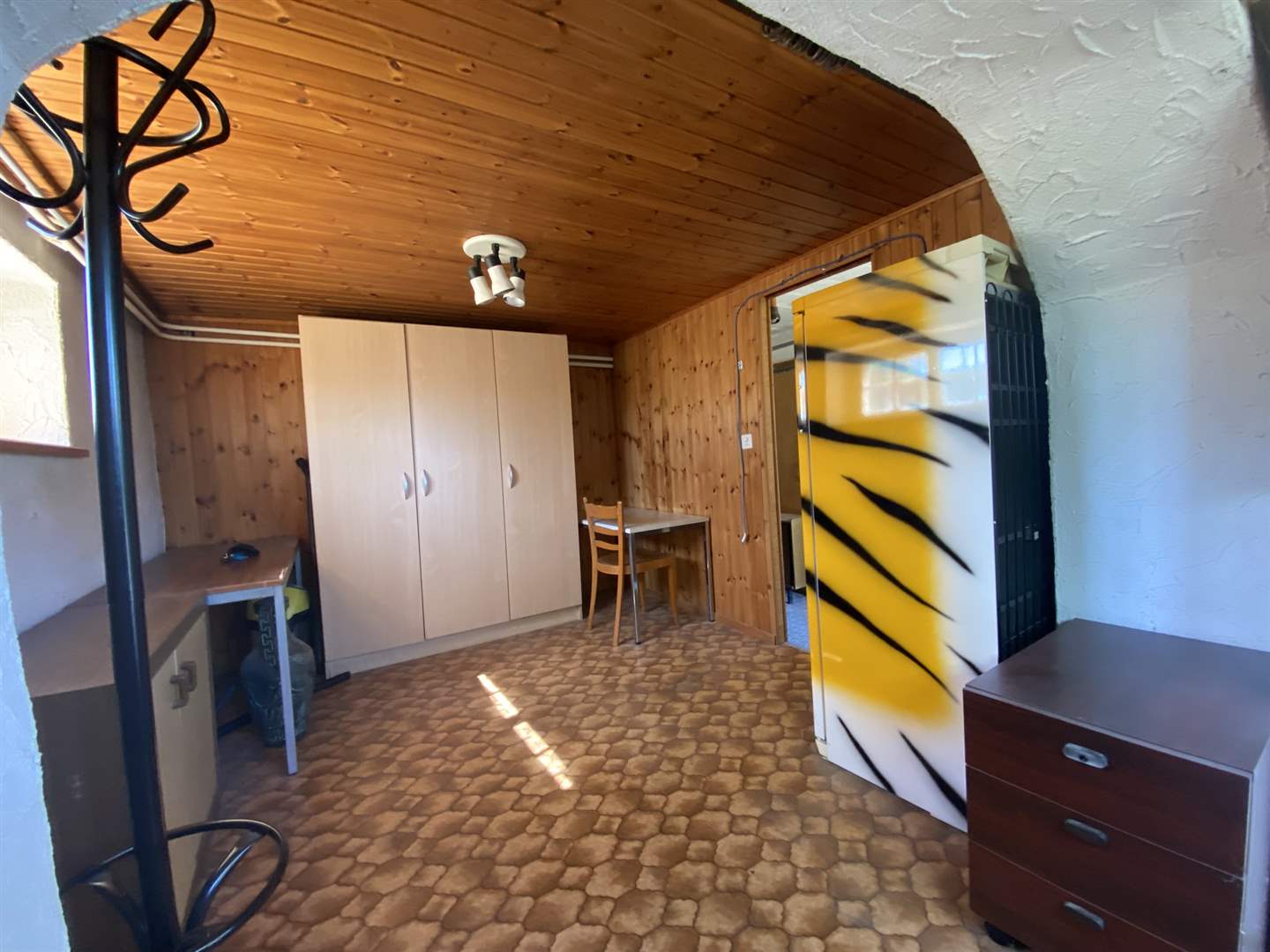 Rustikaler Raum mit Holzvertäfelung und ungewöhnlicher Einrichtung