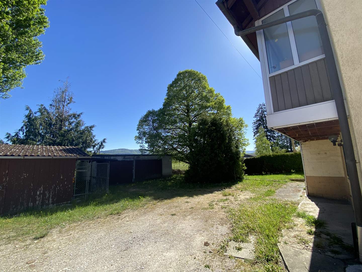 Außenbereich mit Garten und Nebengebäuden
