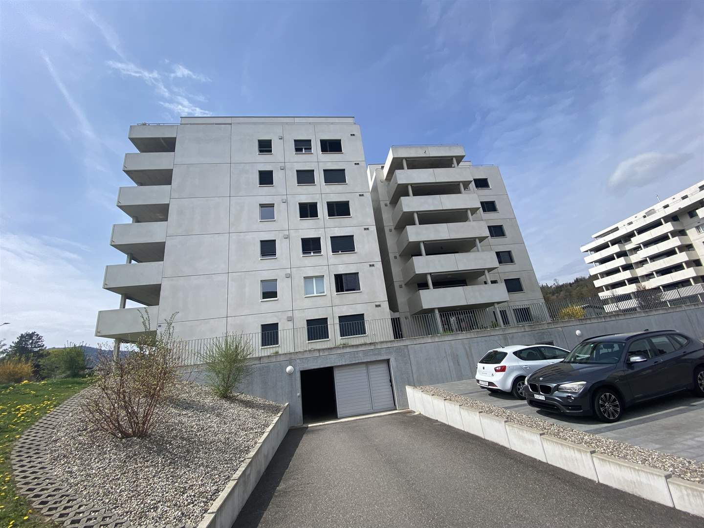 Modernes Mehrfamilienhaus mit Tiefgarage